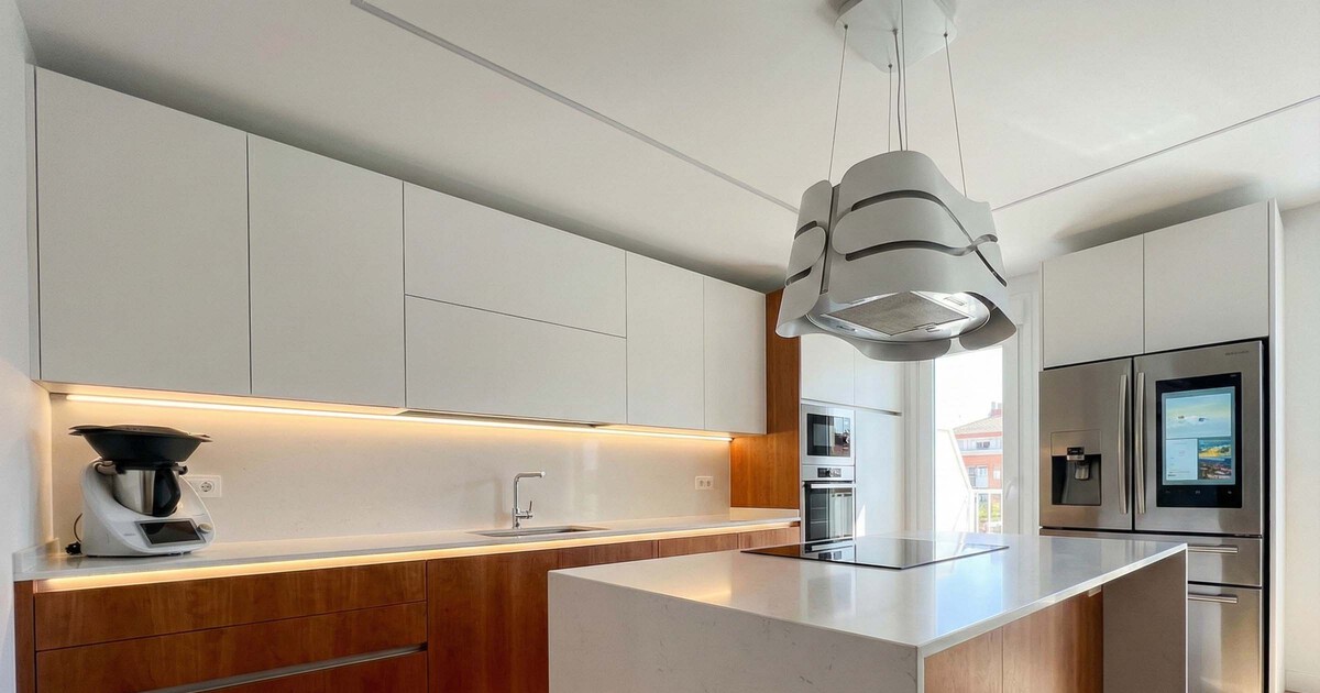 Instala tiras LED que se encienden solas para mantener la cocina brillante, sin ensuciar el interruptor