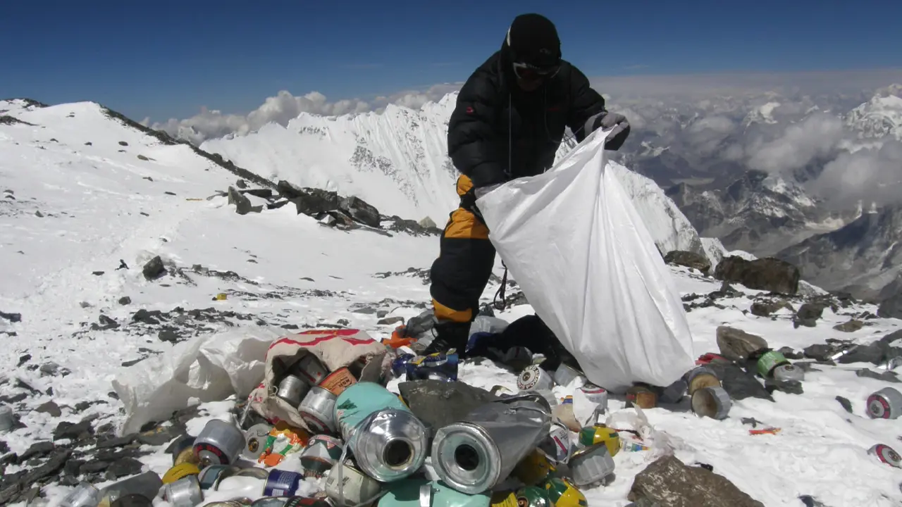El Monte Everest sigue cubierto por basura y Nepal abandona su plan de limpieza