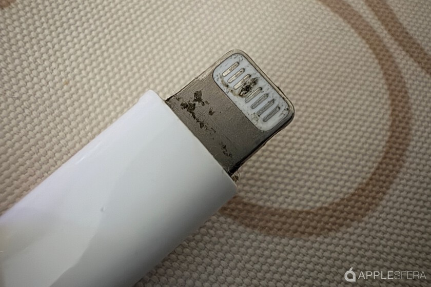 ¿Por qué los cargadores de iPhone se queman y cómo prevenirlo?