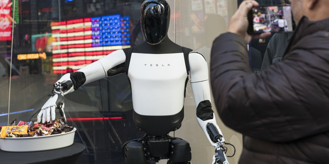 Elon Musk se apuesta por la automatización con sus robots humanoides Optimus