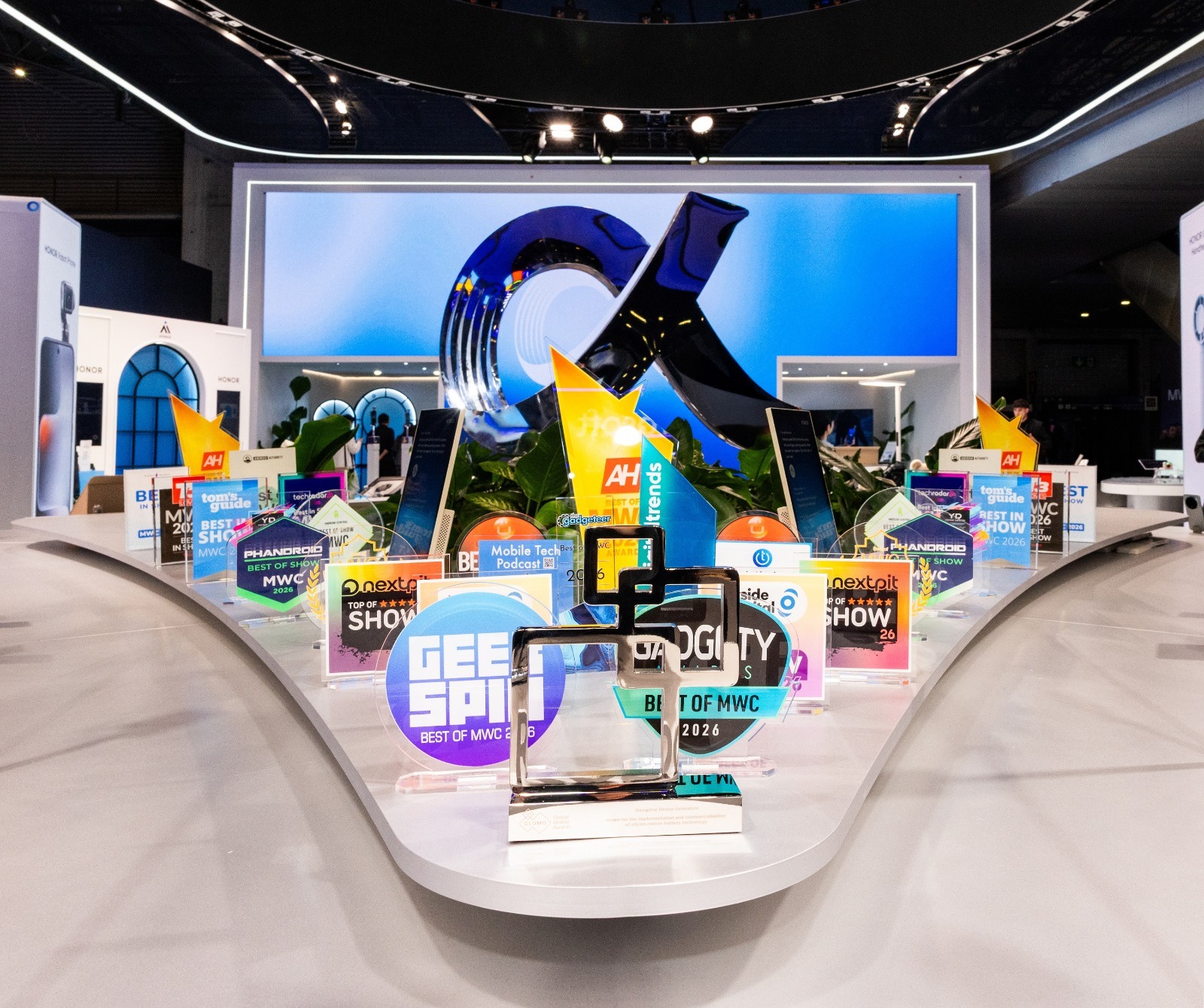 HONOR destaca en MWC 2026 con premios a su innovación en IA, Robot Phone y el plegable Magic V6